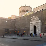 A 5\' Dai Musei Vaticani E 3\' Dalla Metro